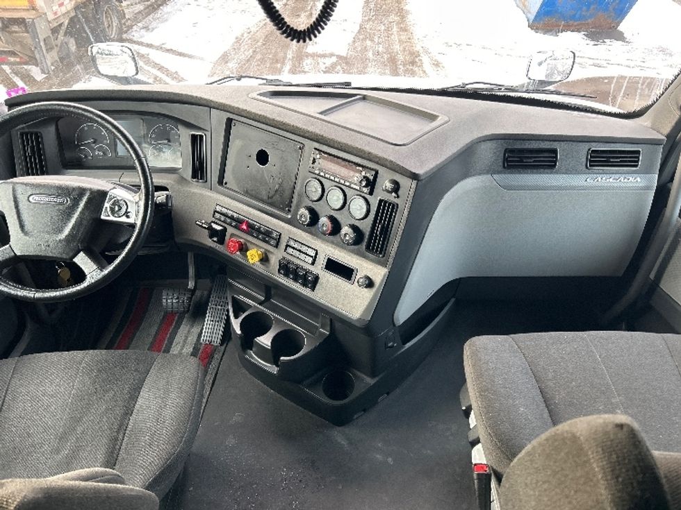 Sleeper Tractor-Heavy Duty Tractors-Freightliner-2022-T12664ST-Moncton-NB-868,328\n\t\tkm-$ 78,000 - Image 12