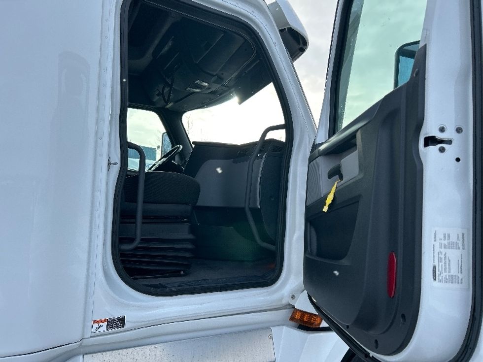 Sleeper Tractor-Heavy Duty Tractors-Freightliner-2022-T12664ST-Moncton-NB-868,328\n\t\tkm-$ 78,000 - Image 13