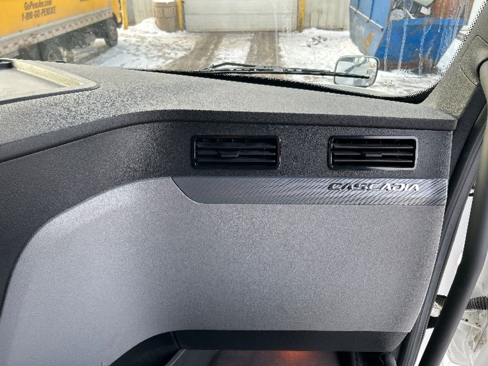 Sleeper Tractor-Heavy Duty Tractors-Freightliner-2022-T12664ST-Moncton-NB-868,328\n\t\tkm-$ 78,000 - Image 14