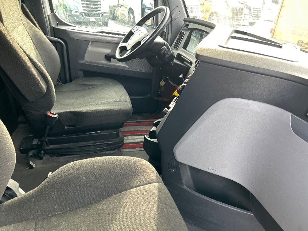 Sleeper Tractor-Heavy Duty Tractors-Freightliner-2022-T12664ST-Moncton-NB-868,328\n\t\tkm-$ 78,000 - Image 15