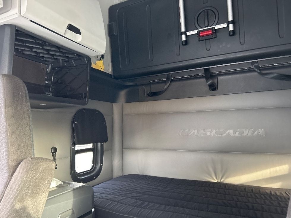 Sleeper Tractor-Heavy Duty Tractors-Freightliner-2022-T12664ST-Moncton-NB-868,328\n\t\tkm-$ 78,000 - Image 16