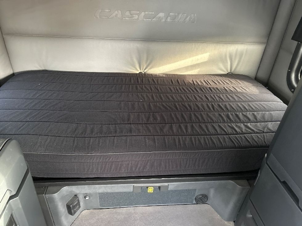 Sleeper Tractor-Heavy Duty Tractors-Freightliner-2022-T12664ST-Moncton-NB-868,328\n\t\tkm-$ 78,000 - Image 17