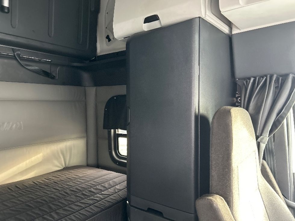 Sleeper Tractor-Heavy Duty Tractors-Freightliner-2022-T12664ST-Moncton-NB-868,328\n\t\tkm-$ 78,000 - Image 18