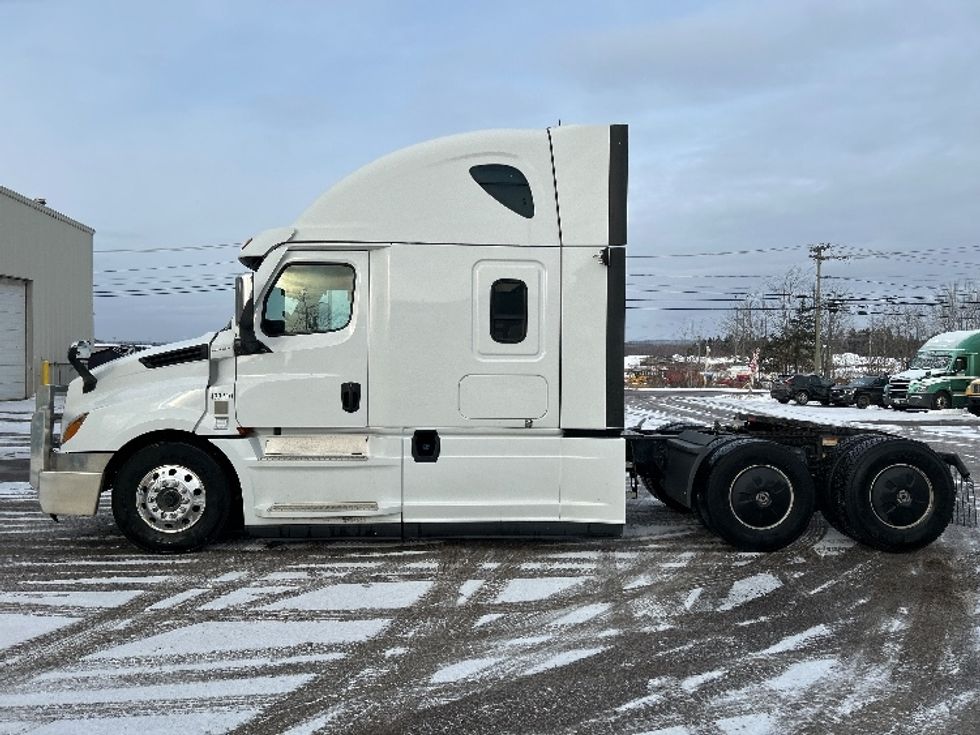 Sleeper Tractor-Heavy Duty Tractors-Freightliner-2022-T12664ST-Moncton-NB-868,328\n\t\tkm-$ 78,000 - Image 4