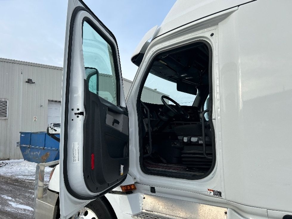 Sleeper Tractor-Heavy Duty Tractors-Freightliner-2022-T12664ST-Moncton-NB-868,328\n\t\tkm-$ 78,000 - Image 9