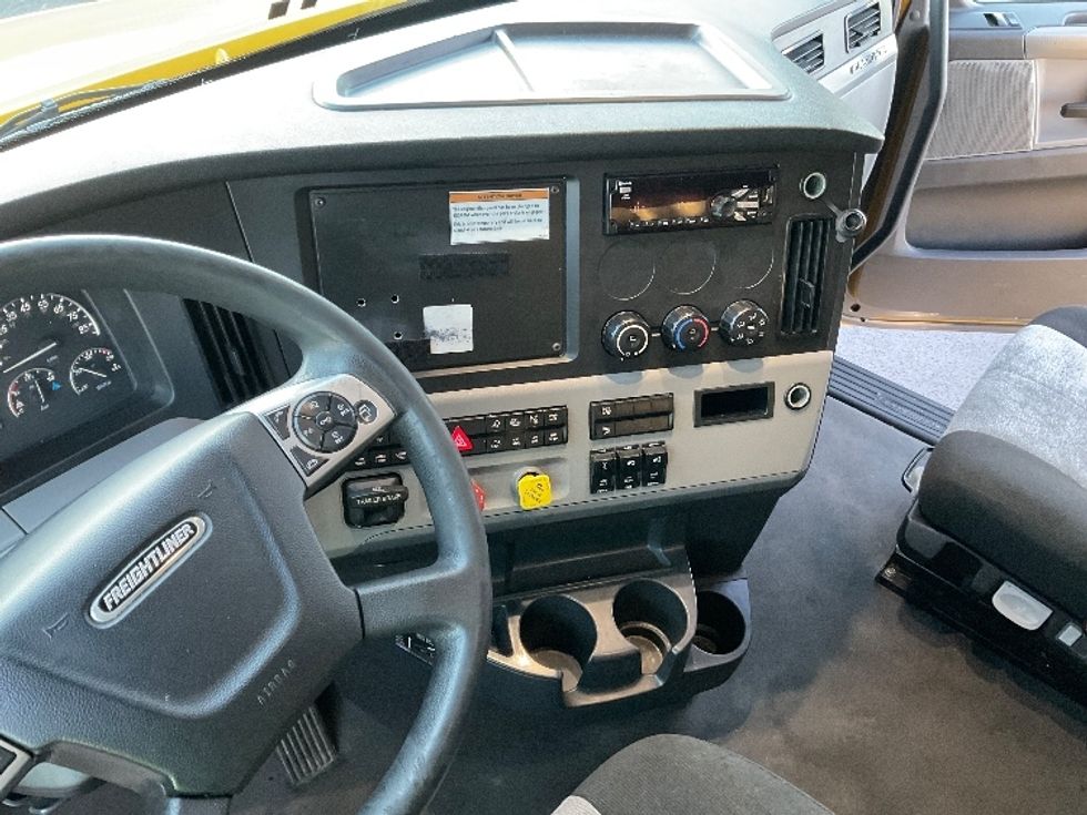 Sleeper Tractor-Heavy Duty Tractors-Freightliner-2022-T12664ST-Monroe-OH-480,556\n\t\tmiles-$ 65,500 - Image 10