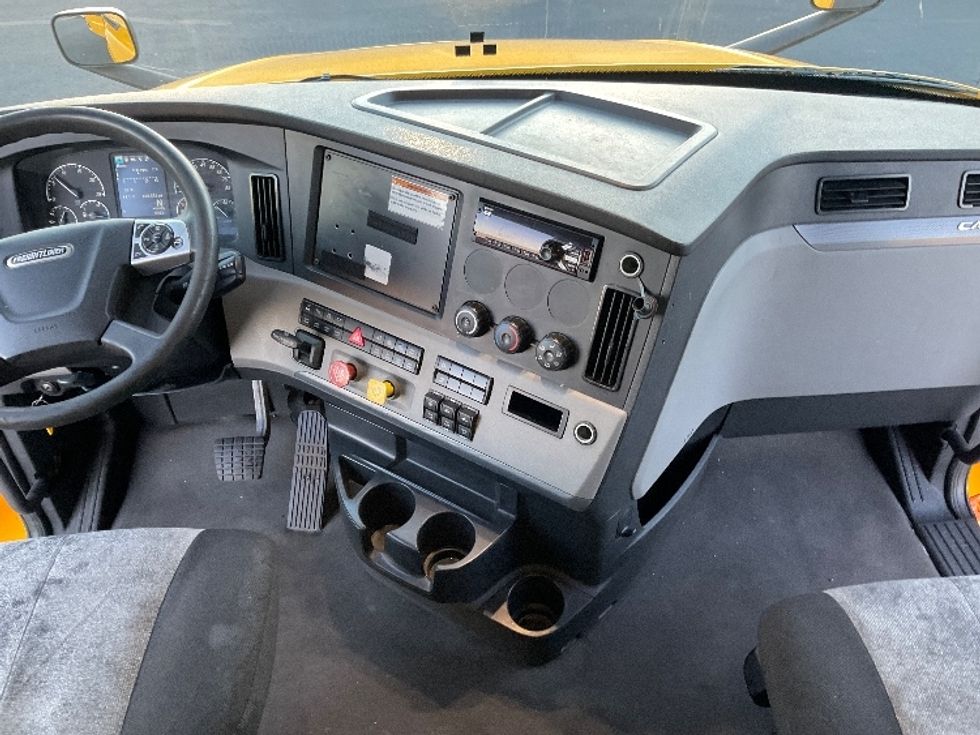 Sleeper Tractor-Heavy Duty Tractors-Freightliner-2022-T12664ST-Monroe-OH-480,556\n\t\tmiles-$ 65,500 - Image 12