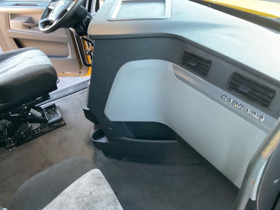 Sleeper Tractor-Heavy Duty Tractors-Freightliner-2022-T12664ST-Monroe-OH-480,556\n\t\tmiles-$ 65,500 - Image 15