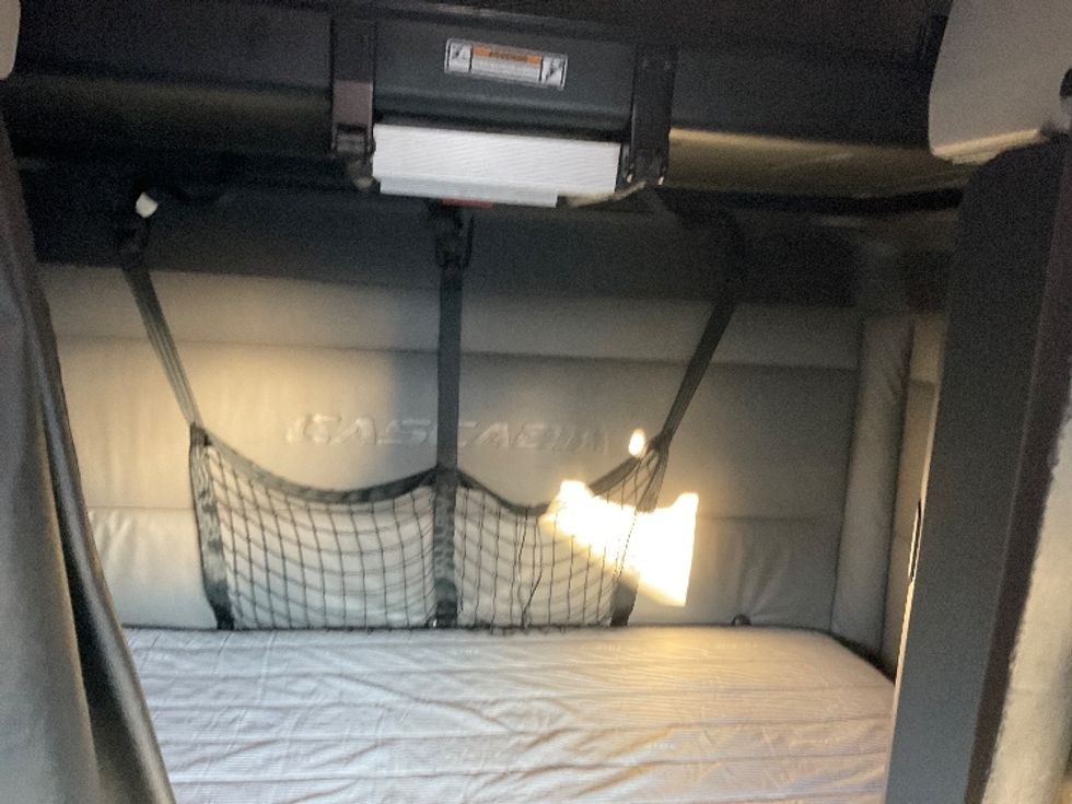 Sleeper Tractor-Heavy Duty Tractors-Freightliner-2022-T12664ST-Monroe-OH-480,556\n\t\tmiles-$ 65,500 - Image 16