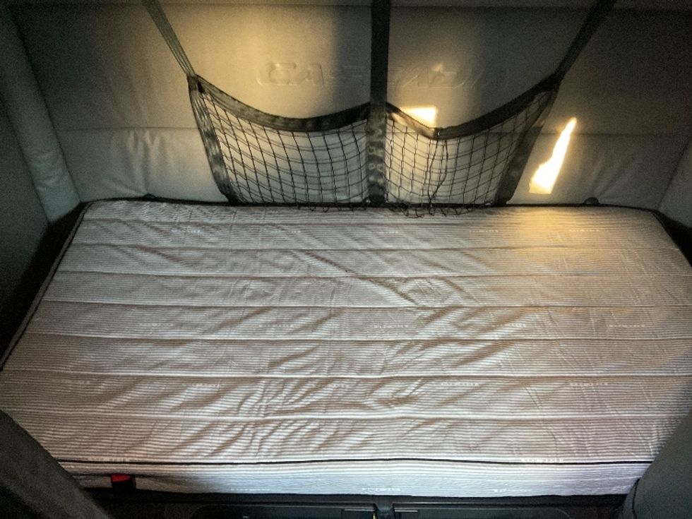 Sleeper Tractor-Heavy Duty Tractors-Freightliner-2022-T12664ST-Monroe-OH-480,556\n\t\tmiles-$ 65,500 - Image 17