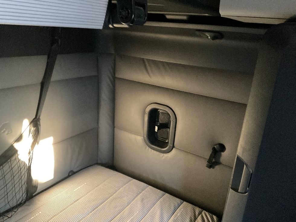 Sleeper Tractor-Heavy Duty Tractors-Freightliner-2022-T12664ST-Monroe-OH-480,556\n\t\tmiles-$ 65,500 - Image 18