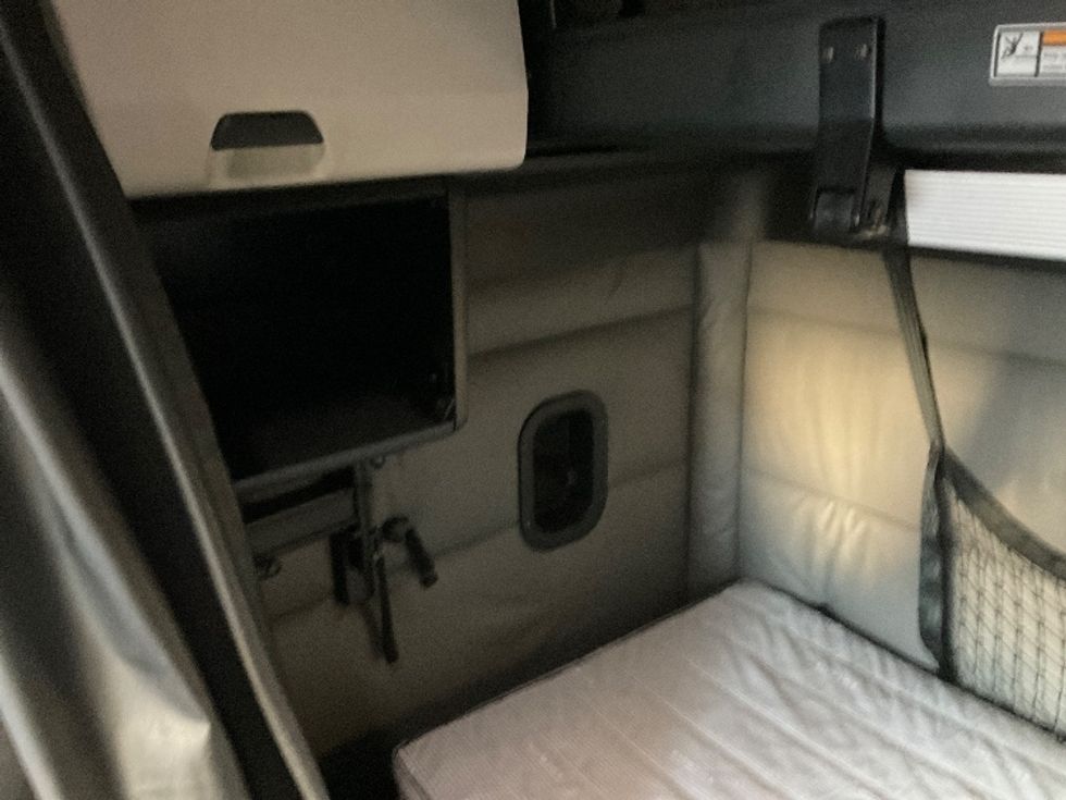 Sleeper Tractor-Heavy Duty Tractors-Freightliner-2022-T12664ST-Monroe-OH-480,556\n\t\tmiles-$ 65,500 - Image 19