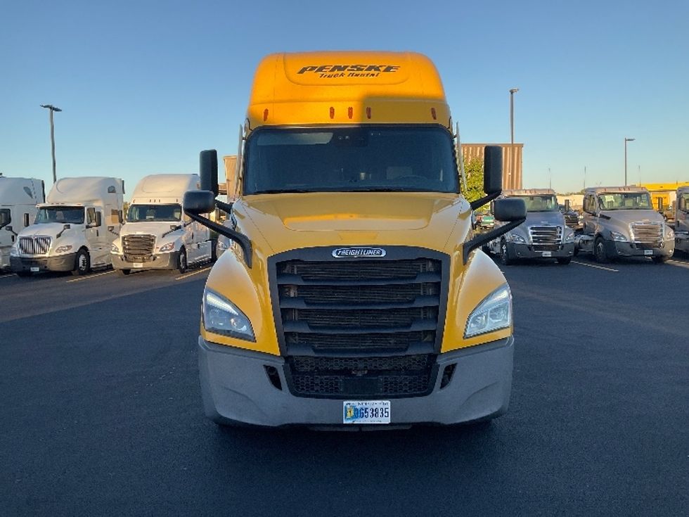 Sleeper Tractor-Heavy Duty Tractors-Freightliner-2022-T12664ST-Monroe-OH-480,556\n\t\tmiles-$ 65,500 - Image 2