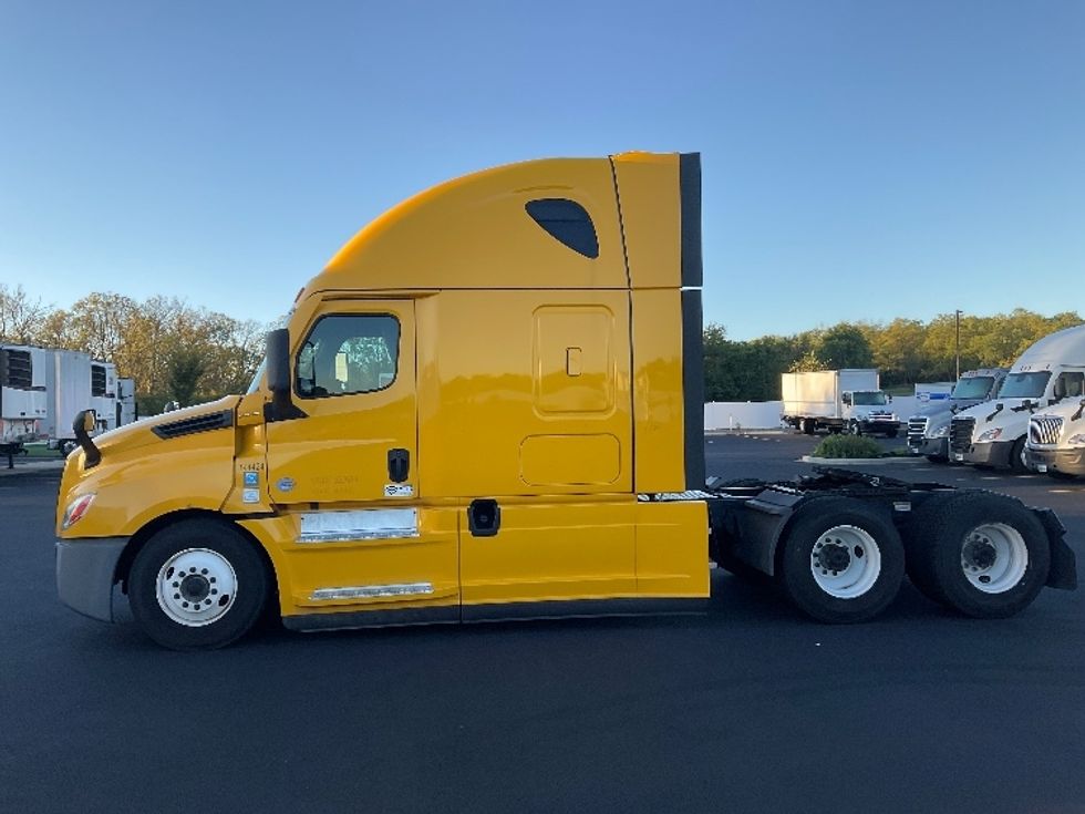 Sleeper Tractor-Heavy Duty Tractors-Freightliner-2022-T12664ST-Monroe-OH-480,556\n\t\tmiles-$ 65,500 - Image 4