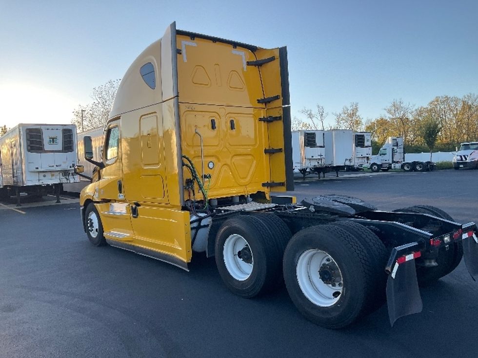 Sleeper Tractor-Heavy Duty Tractors-Freightliner-2022-T12664ST-Monroe-OH-480,556\n\t\tmiles-$ 65,500 - Image 5