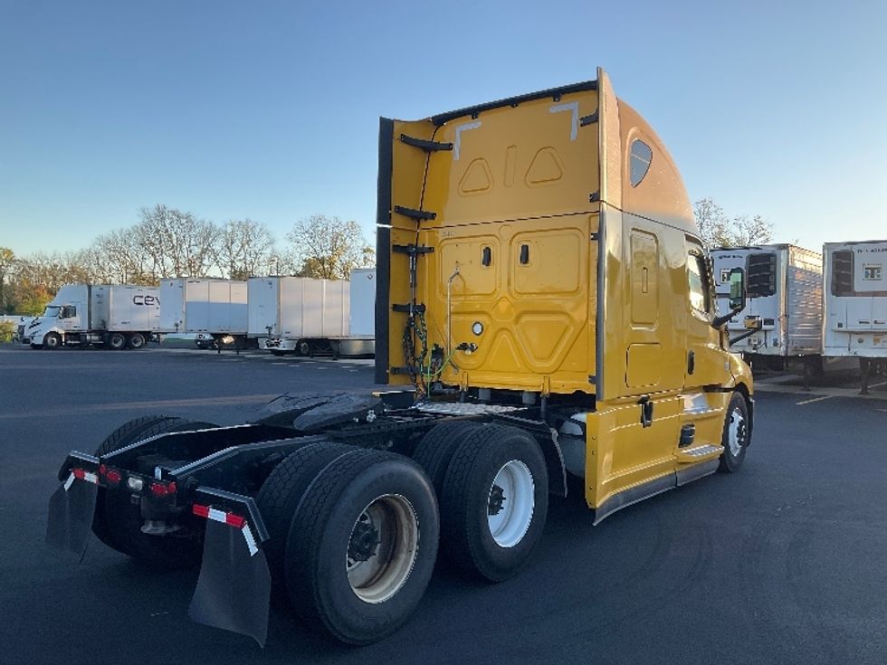 Sleeper Tractor-Heavy Duty Tractors-Freightliner-2022-T12664ST-Monroe-OH-480,556\n\t\tmiles-$ 65,500 - Image 7