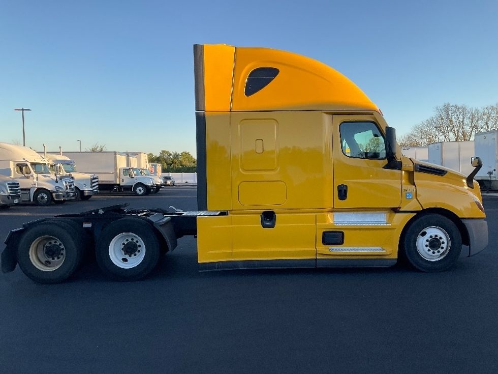 Sleeper Tractor-Heavy Duty Tractors-Freightliner-2022-T12664ST-Monroe-OH-480,556\n\t\tmiles-$ 65,500 - Image 8