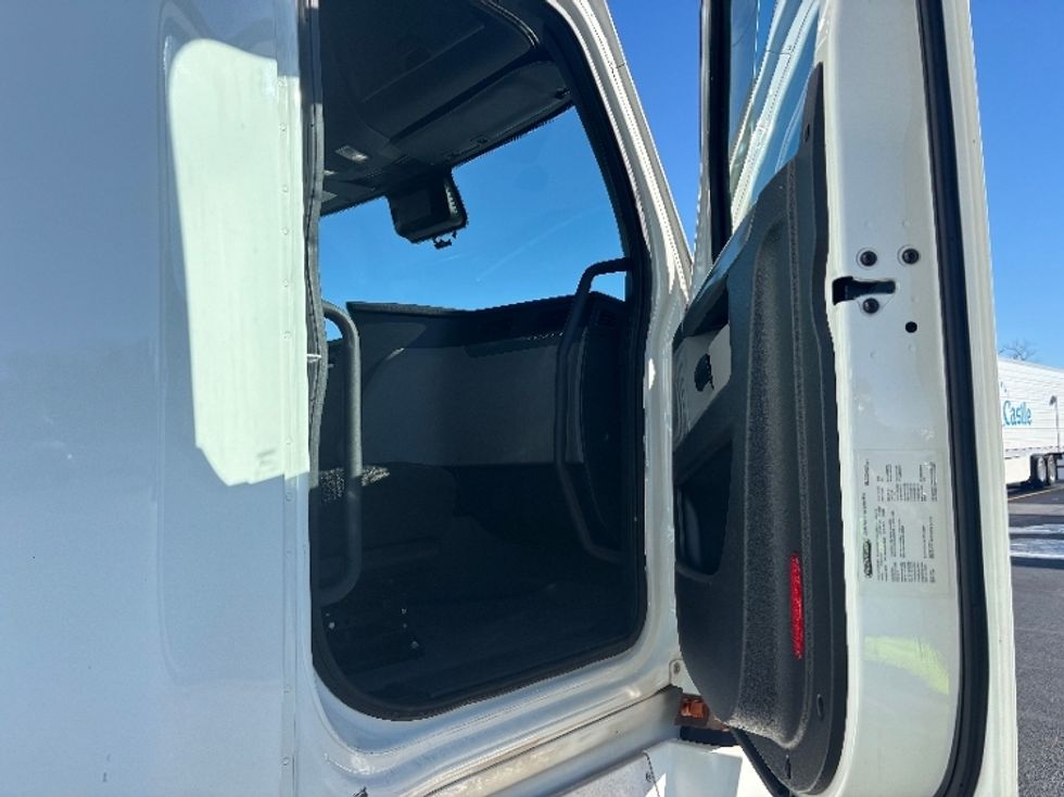 Sleeper Tractor-Heavy Duty Tractors-Freightliner-2022-T12664ST-Monroe-OH-554,077\n\t\tmiles-$ 62,500 - Image 13