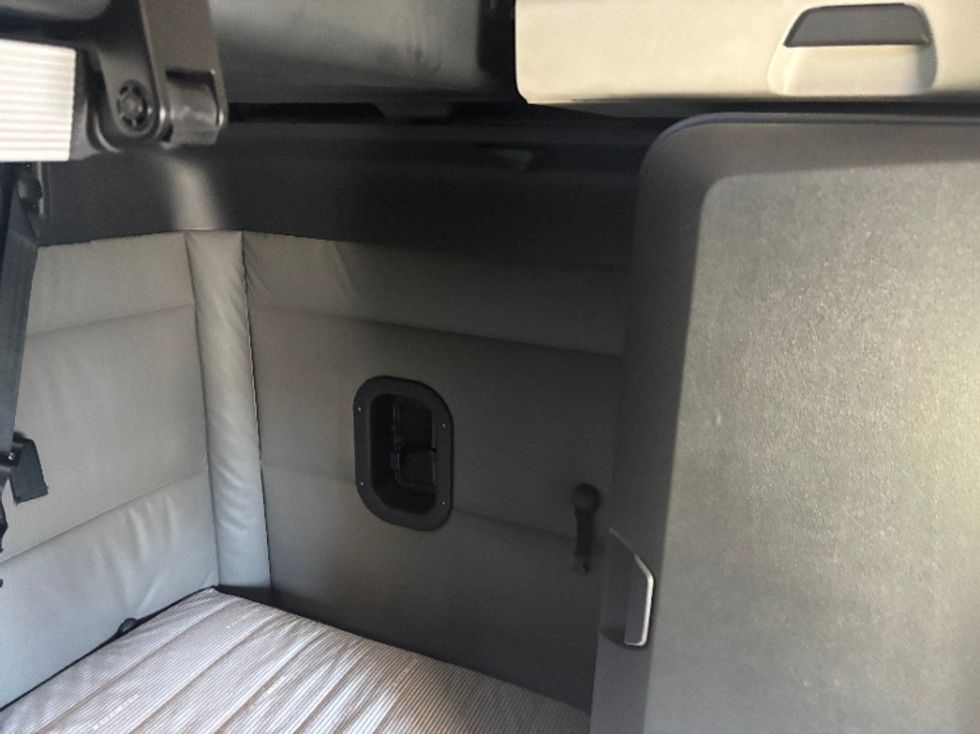 Sleeper Tractor-Heavy Duty Tractors-Freightliner-2022-T12664ST-Monroe-OH-554,077\n\t\tmiles-$ 62,500 - Image 18