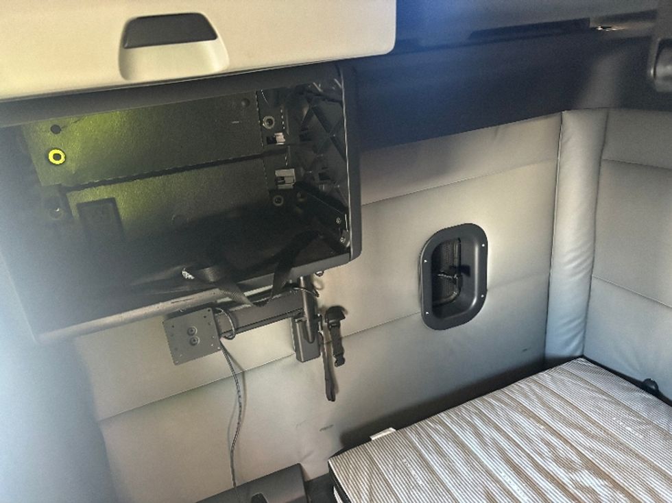 Sleeper Tractor-Heavy Duty Tractors-Freightliner-2022-T12664ST-Monroe-OH-554,077\n\t\tmiles-$ 62,500 - Image 19