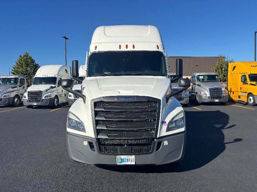 Sleeper Tractor-Heavy Duty Tractors-Freightliner-2022-T12664ST-Monroe-OH-554,077\n\t\tmiles-$ 62,500 - Image 2