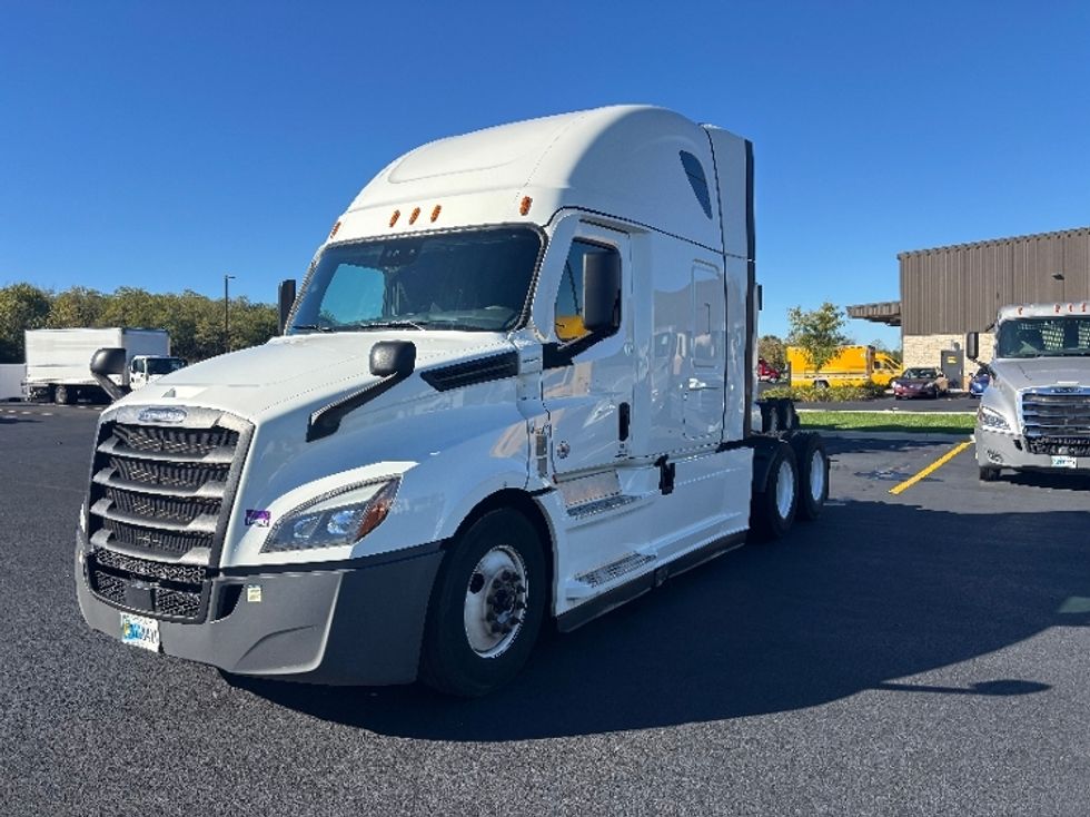 Sleeper Tractor-Heavy Duty Tractors-Freightliner-2022-T12664ST-Monroe-OH-554,077\n\t\tmiles-$ 62,500 - Image 3