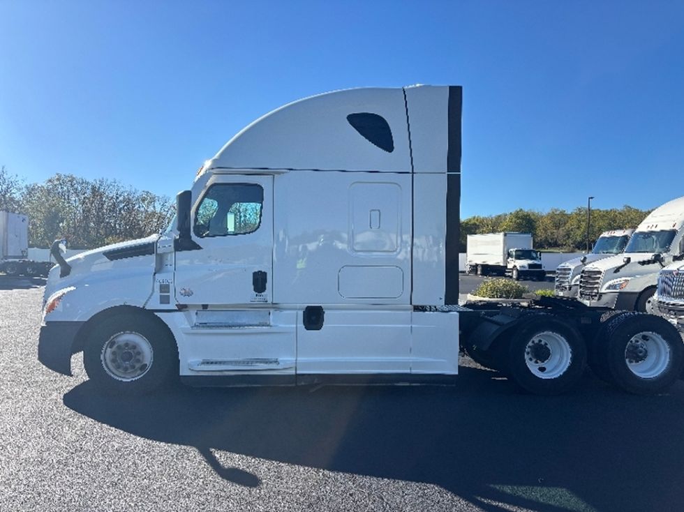 Sleeper Tractor-Heavy Duty Tractors-Freightliner-2022-T12664ST-Monroe-OH-554,077\n\t\tmiles-$ 62,500 - Image 4