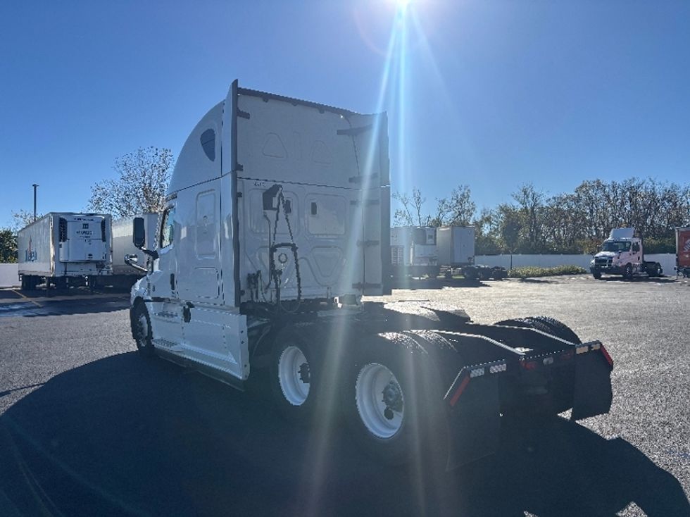 Sleeper Tractor-Heavy Duty Tractors-Freightliner-2022-T12664ST-Monroe-OH-554,077\n\t\tmiles-$ 62,500 - Image 5