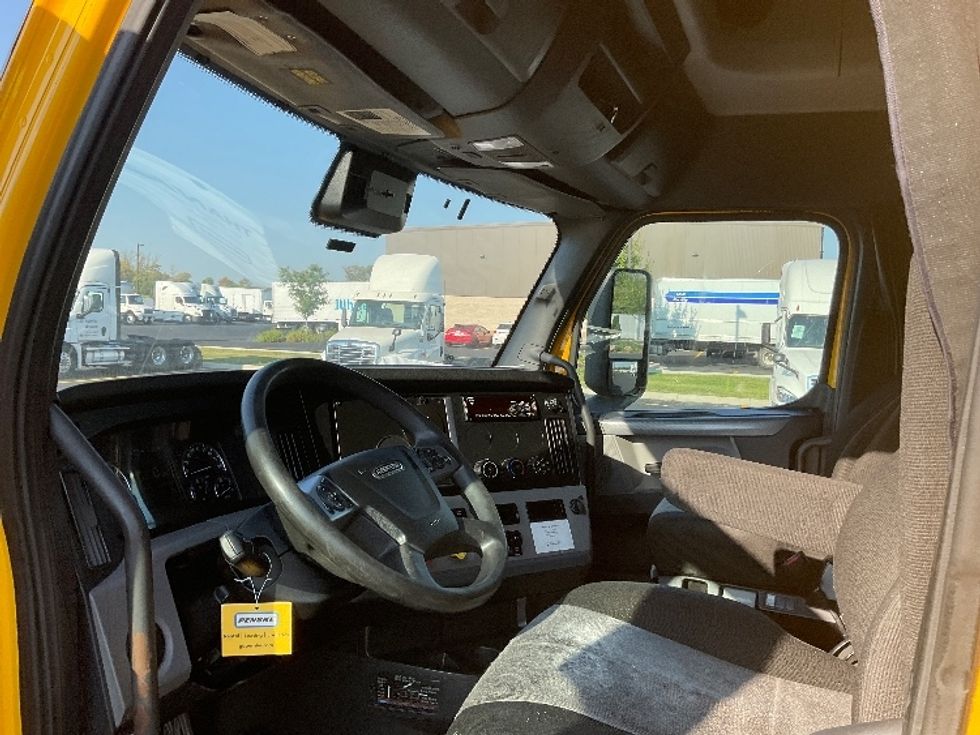 Sleeper Tractor-Heavy Duty Tractors-Freightliner-2022-T12664ST-Monroe-OH-612,422\n\t\tmiles-$ 53,000 - Image 10