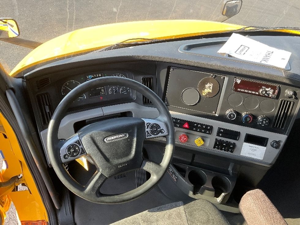 Sleeper Tractor-Heavy Duty Tractors-Freightliner-2022-T12664ST-Monroe-OH-612,422\n\t\tmiles-$ 53,000 - Image 11