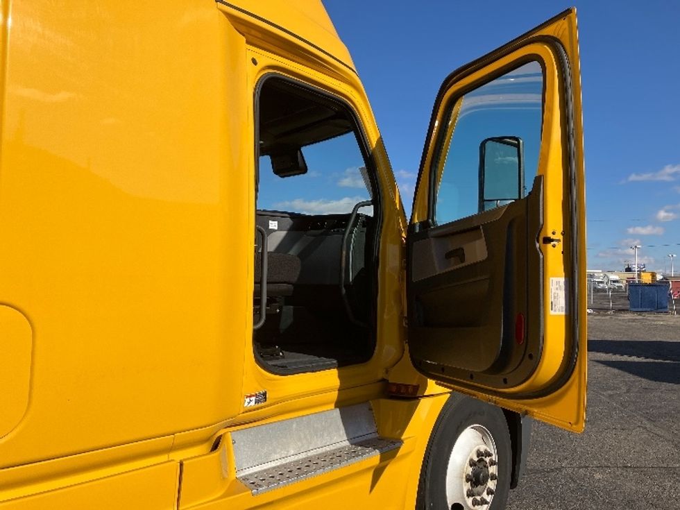 Sleeper Tractor-Heavy Duty Tractors-Freightliner-2022-T12664ST-Monroe-OH-612,422\n\t\tmiles-$ 53,000 - Image 13