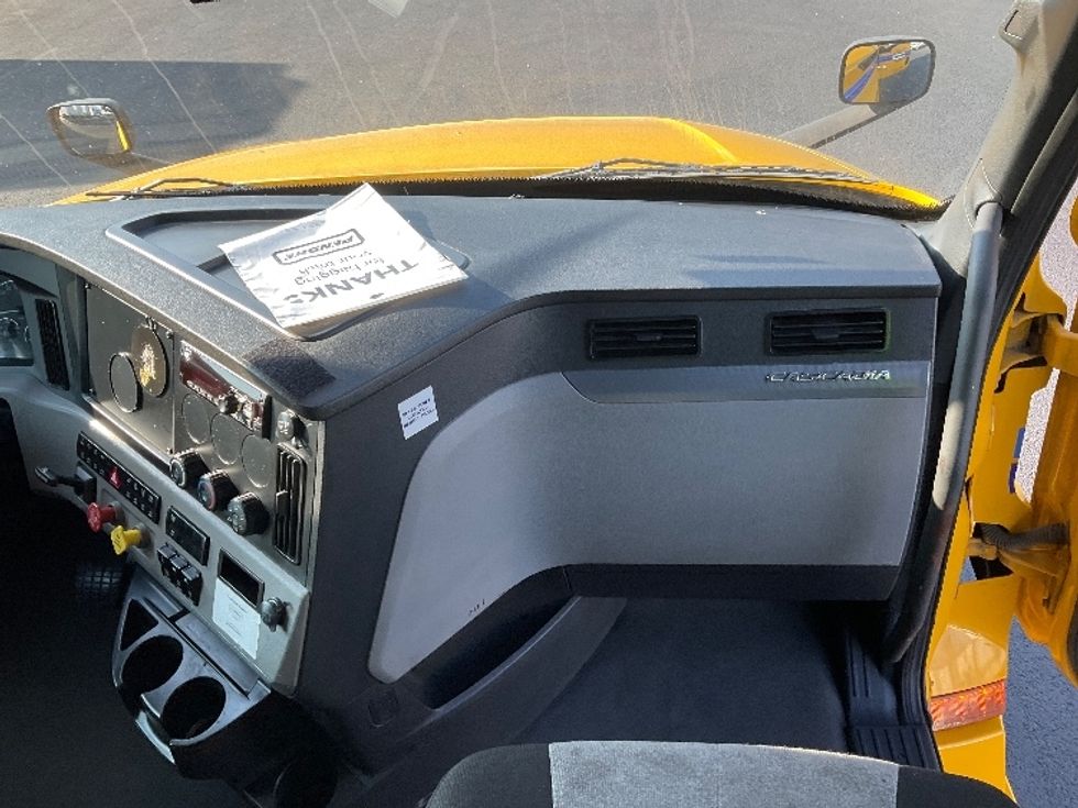 Sleeper Tractor-Heavy Duty Tractors-Freightliner-2022-T12664ST-Monroe-OH-612,422\n\t\tmiles-$ 53,000 - Image 14