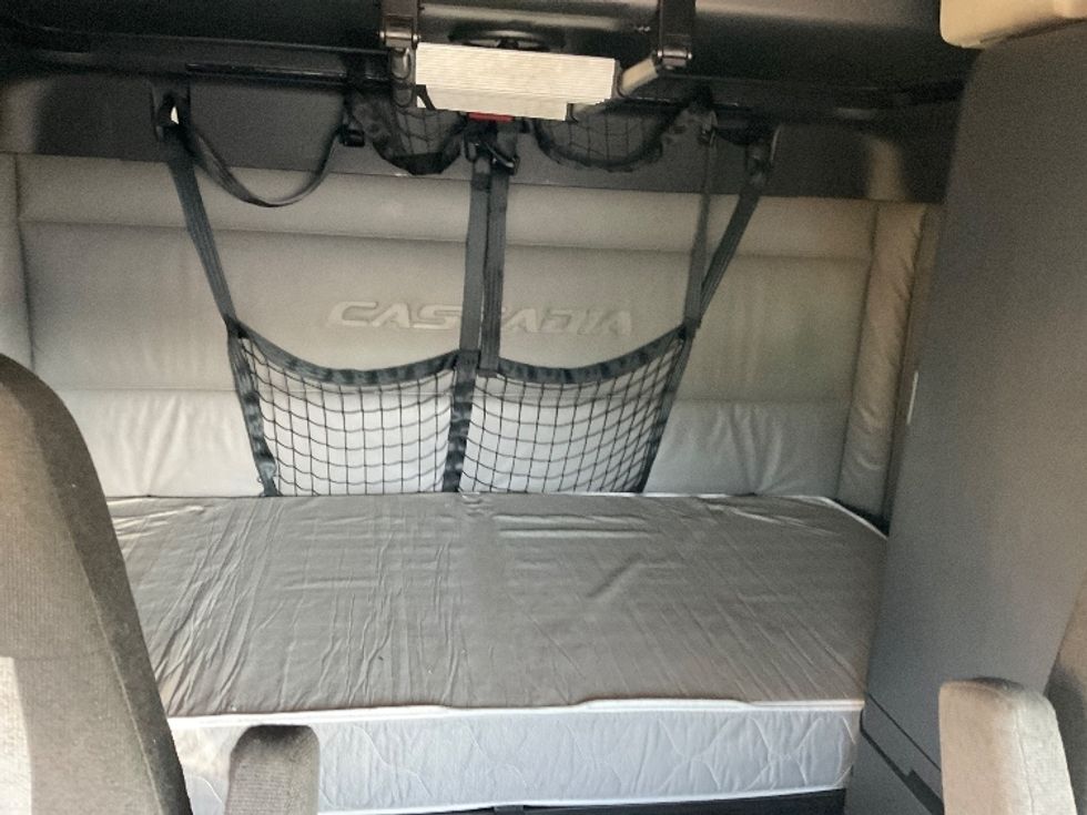 Sleeper Tractor-Heavy Duty Tractors-Freightliner-2022-T12664ST-Monroe-OH-612,422\n\t\tmiles-$ 53,000 - Image 16