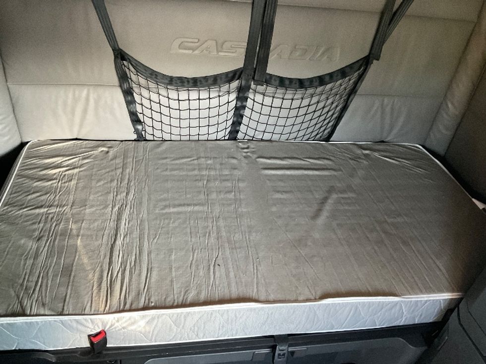 Sleeper Tractor-Heavy Duty Tractors-Freightliner-2022-T12664ST-Monroe-OH-612,422\n\t\tmiles-$ 53,000 - Image 17