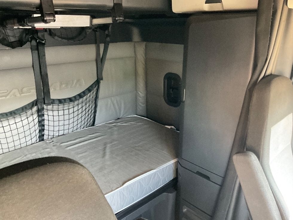 Sleeper Tractor-Heavy Duty Tractors-Freightliner-2022-T12664ST-Monroe-OH-612,422\n\t\tmiles-$ 53,000 - Image 18