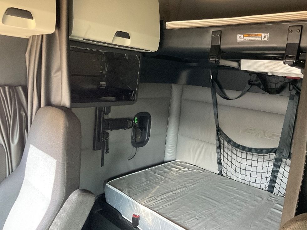 Sleeper Tractor-Heavy Duty Tractors-Freightliner-2022-T12664ST-Monroe-OH-612,422\n\t\tmiles-$ 53,000 - Image 19