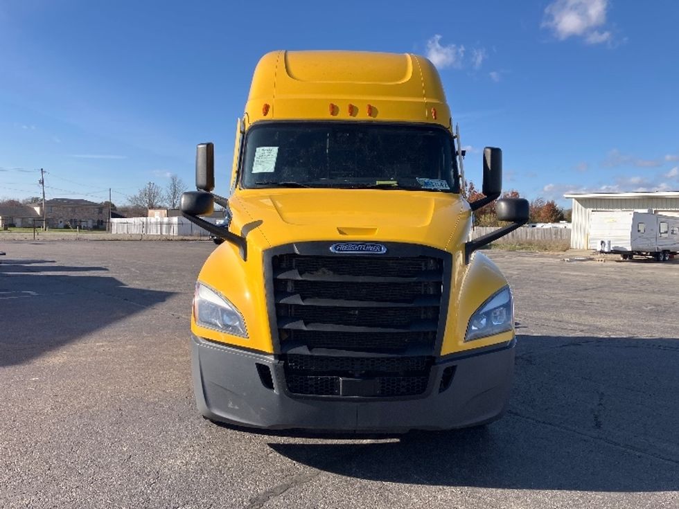 Sleeper Tractor-Heavy Duty Tractors-Freightliner-2022-T12664ST-Monroe-OH-612,422\n\t\tmiles-$ 53,000 - Image 2