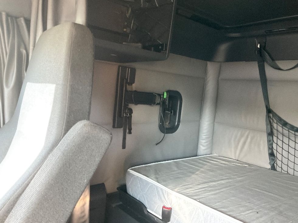 Sleeper Tractor-Heavy Duty Tractors-Freightliner-2022-T12664ST-Monroe-OH-612,422\n\t\tmiles-$ 53,000 - Image 22