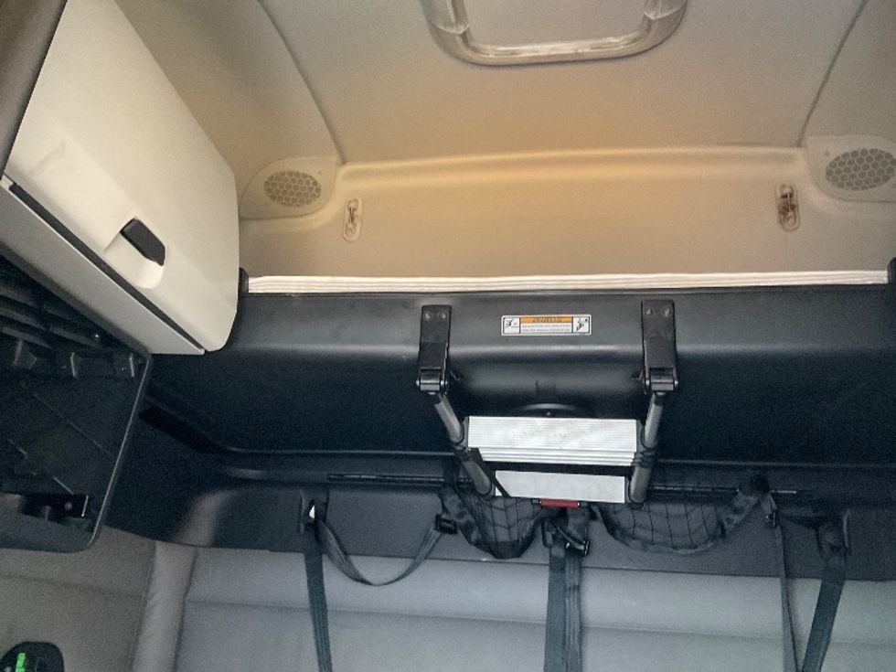 Sleeper Tractor-Heavy Duty Tractors-Freightliner-2022-T12664ST-Monroe-OH-612,422\n\t\tmiles-$ 53,000 - Image 23