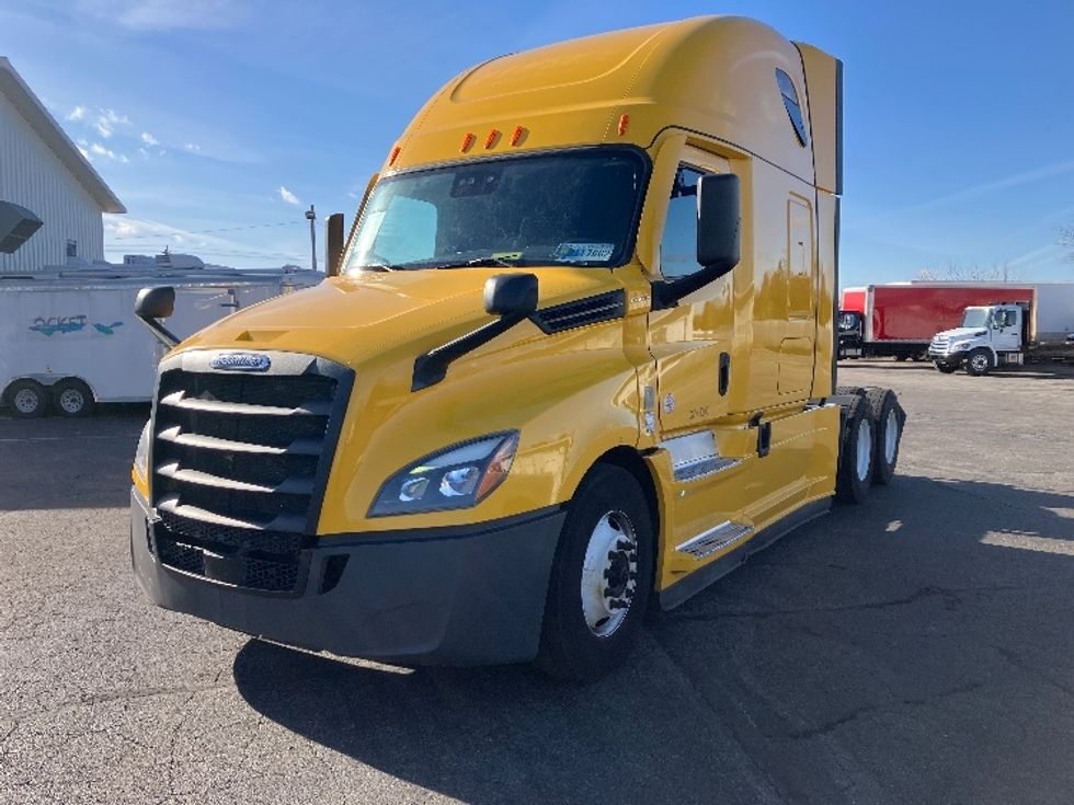 Sleeper Tractor-Heavy Duty Tractors-Freightliner-2022-T12664ST-Monroe-OH-612,422\n\t\tmiles-$ 53,000 - Image 3
