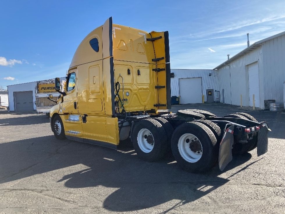 Sleeper Tractor-Heavy Duty Tractors-Freightliner-2022-T12664ST-Monroe-OH-612,422\n\t\tmiles-$ 53,000 - Image 5