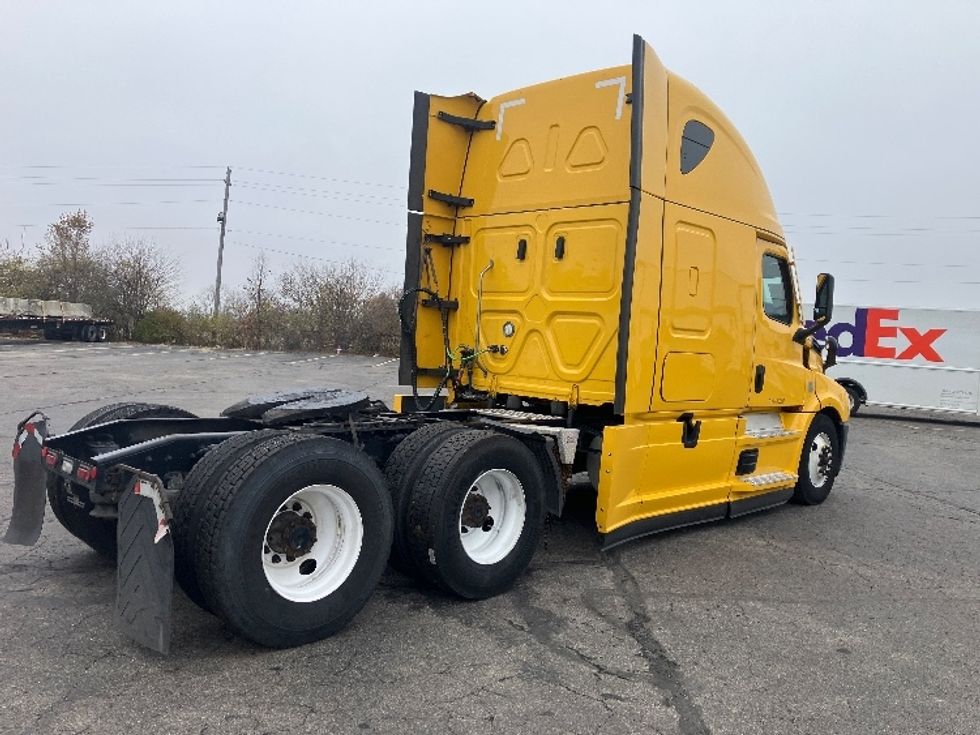 Sleeper Tractor-Heavy Duty Tractors-Freightliner-2022-T12664ST-Monroe-OH-612,422\n\t\tmiles-$ 53,000 - Image 7