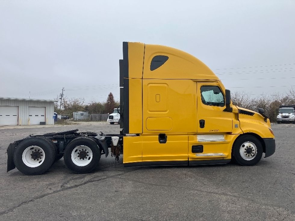 Sleeper Tractor-Heavy Duty Tractors-Freightliner-2022-T12664ST-Monroe-OH-612,422\n\t\tmiles-$ 53,000 - Image 8