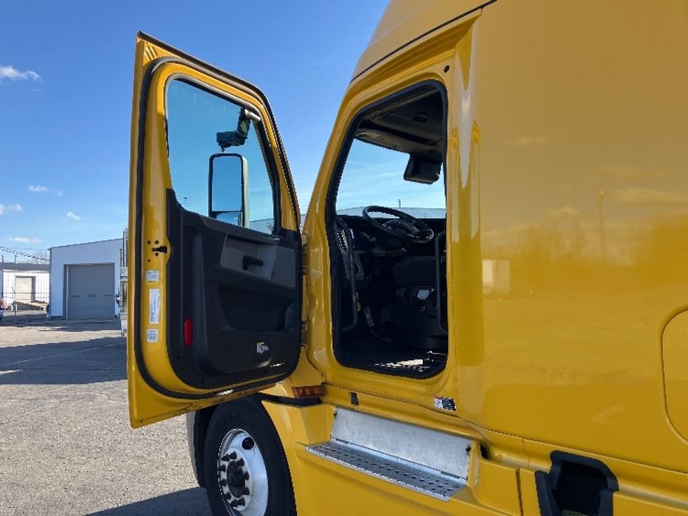 Sleeper Tractor-Heavy Duty Tractors-Freightliner-2022-T12664ST-Monroe-OH-612,422\n\t\tmiles-$ 53,000 - Image 9