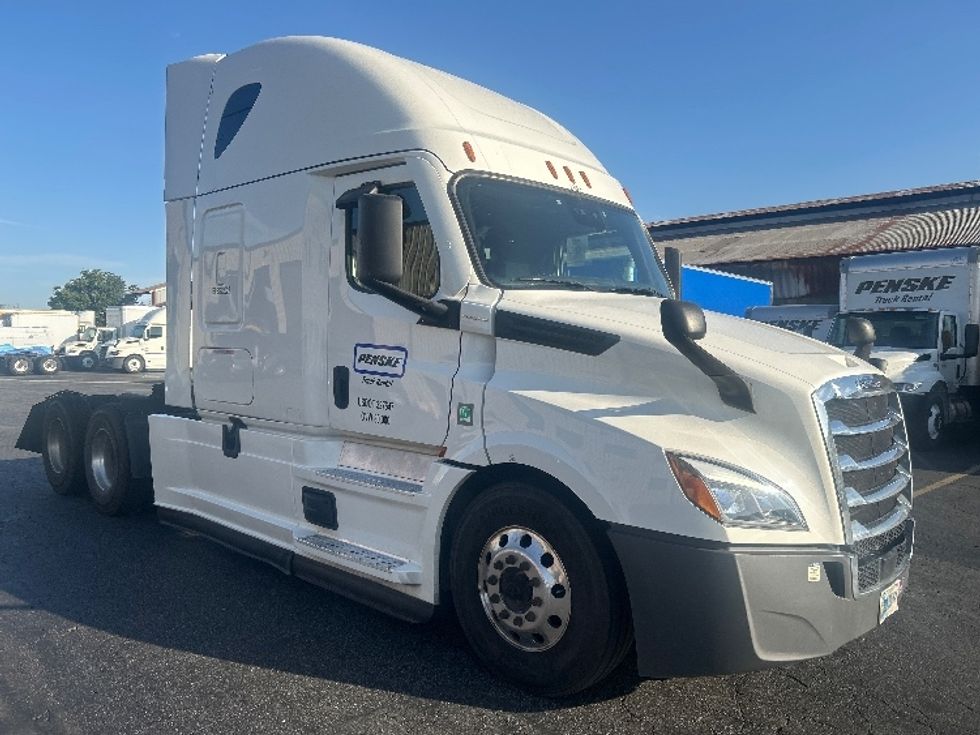 Sleeper Tractor-Heavy Duty Tractors-Freightliner-2022-T12664ST-Montebello-CA-457,429\n\t\tmiles-$ 83,500 - Image 1