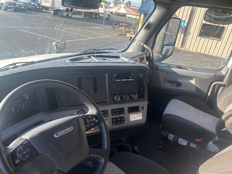 Sleeper Tractor-Heavy Duty Tractors-Freightliner-2022-T12664ST-Montebello-CA-457,429\n\t\tmiles-$ 83,500 - Image 10