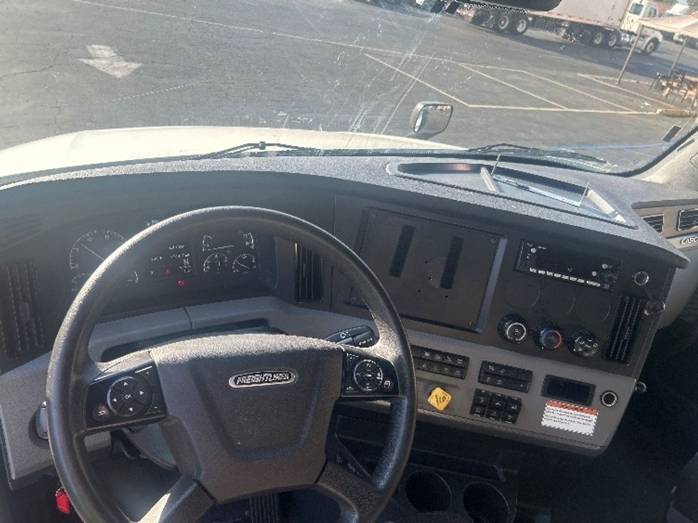 Sleeper Tractor-Heavy Duty Tractors-Freightliner-2022-T12664ST-Montebello-CA-457,429\n\t\tmiles-$ 83,500 - Image 11