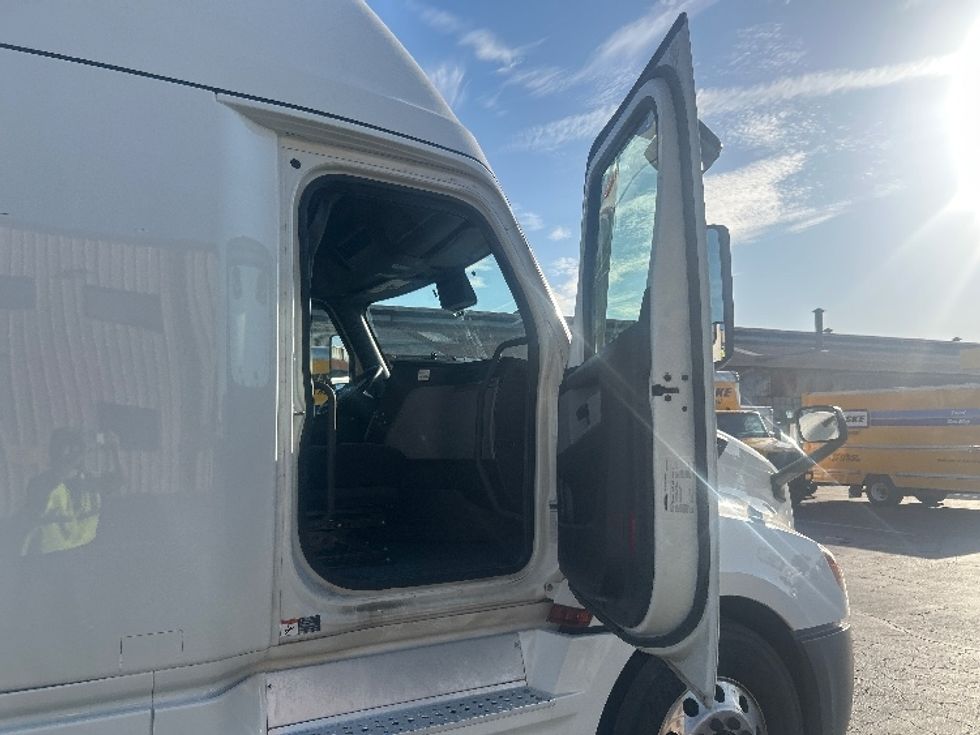 Sleeper Tractor-Heavy Duty Tractors-Freightliner-2022-T12664ST-Montebello-CA-457,429\n\t\tmiles-$ 83,500 - Image 13