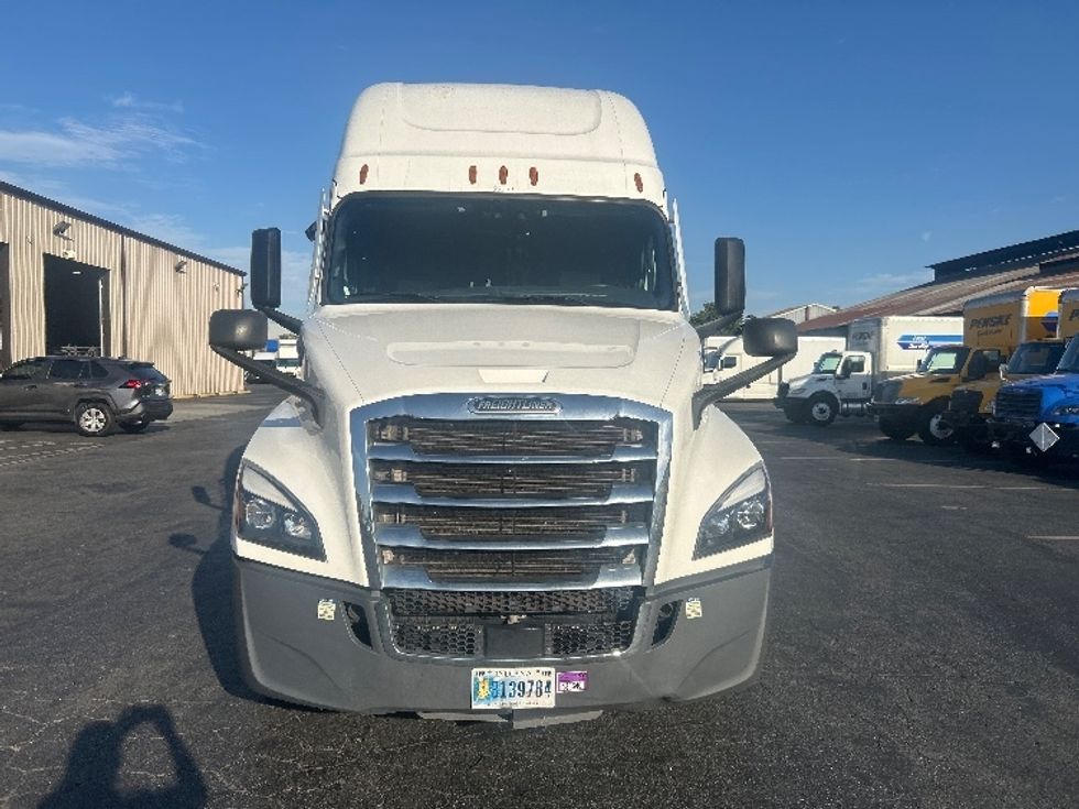 Sleeper Tractor-Heavy Duty Tractors-Freightliner-2022-T12664ST-Montebello-CA-457,429\n\t\tmiles-$ 83,500 - Image 2