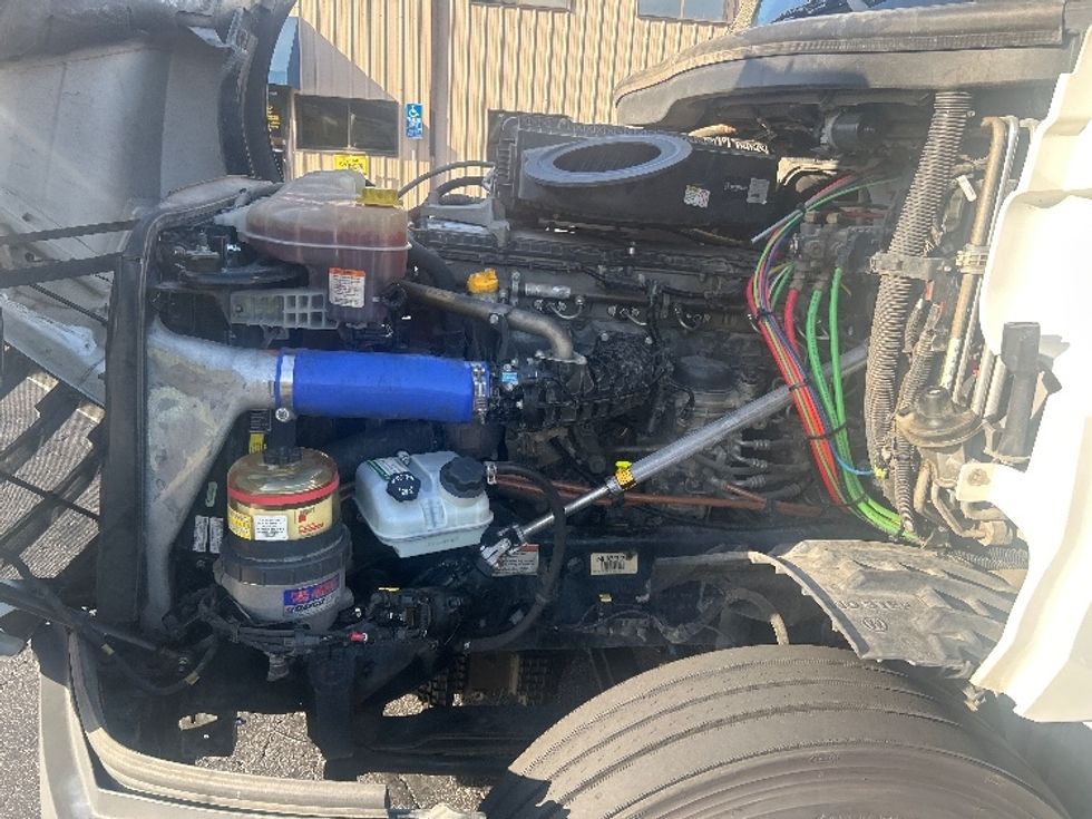 Sleeper Tractor-Heavy Duty Tractors-Freightliner-2022-T12664ST-Montebello-CA-457,429\n\t\tmiles-$ 83,500 - Image 21